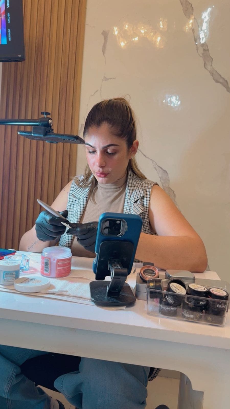 Hanoy Díaz en sesión de práctica de nail art